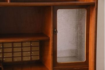 アンティーク家具　前面桑材　凝った作りが空間に趣深さと高級感をもたらす茶箪笥(茶棚、収納棚、食器棚)