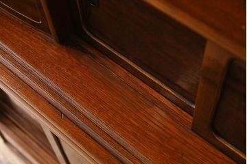 アンティーク家具　前面桑材　凝った作りが空間に趣深さと高級感をもたらす茶箪笥(茶棚、収納棚、食器棚)