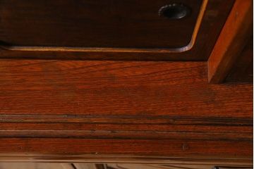 アンティーク家具　前面桑材　凝った作りが空間に趣深さと高級感をもたらす茶箪笥(茶棚、収納棚、食器棚)