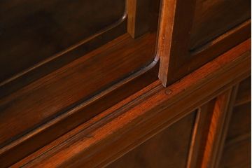 アンティーク家具　前面桑材　凝った作りが空間に趣深さと高級感をもたらす茶箪笥(茶棚、収納棚、食器棚)