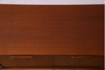北欧家具　ビンテージ　洗練されたデザインが魅力的なサイドボード(ローボード、リビングボード)