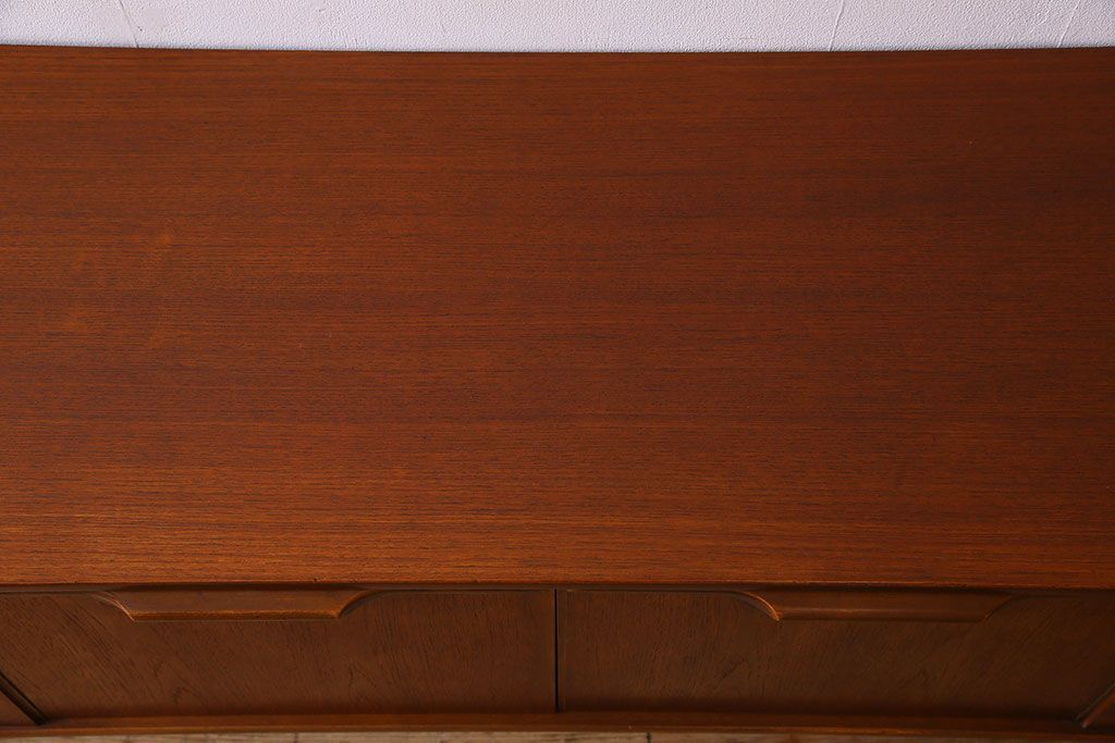 北欧家具　ビンテージ　洗練されたデザインが魅力的なサイドボード(ローボード、リビングボード)