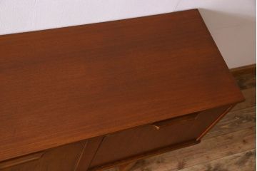 北欧家具　ビンテージ　洗練されたデザインが魅力的なサイドボード(ローボード、リビングボード)