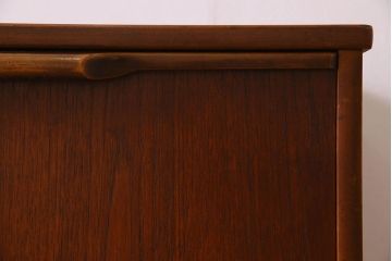 北欧家具　ビンテージ　洗練されたデザインが魅力的なサイドボード(ローボード、リビングボード)