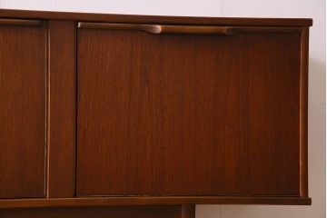 北欧家具　ビンテージ　洗練されたデザインが魅力的なサイドボード(ローボード、リビングボード)