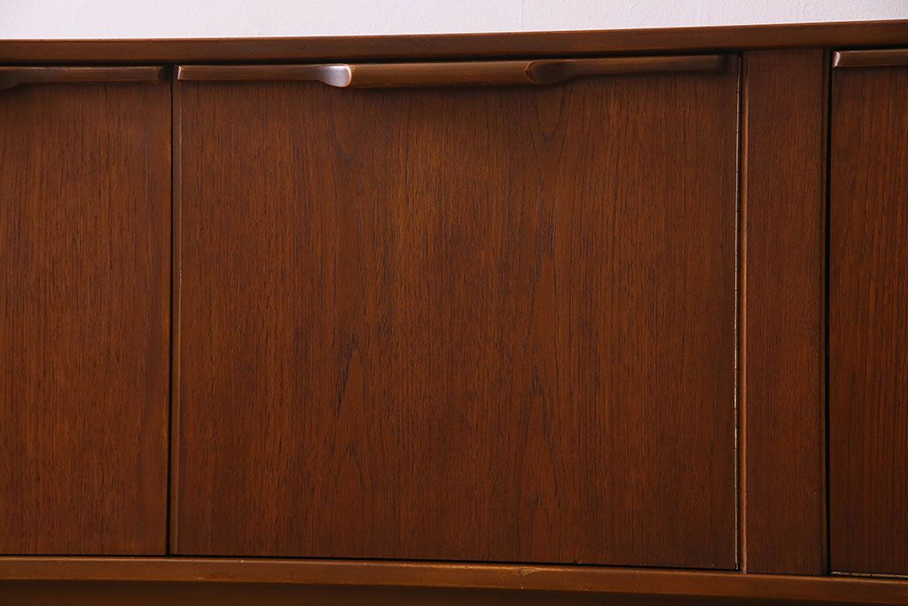 北欧家具　ビンテージ　洗練されたデザインが魅力的なサイドボード(ローボード、リビングボード)