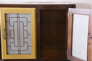 ヴィンテージ家具　イギリスビンテージ　NEATETTE社製　お洒落なペイントが施されたキッチンキャビネット(食器棚、収納棚)
