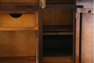 ヴィンテージ家具　イギリスビンテージ　NEATETTE社製　お洒落なペイントが施されたキッチンキャビネット(食器棚、収納棚)