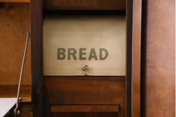 ヴィンテージ家具　イギリスビンテージ　NEATETTE社製　お洒落なペイントが施されたキッチンキャビネット(食器棚、収納棚)