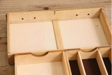 ヴィンテージ家具　イギリスビンテージ　NEATETTE社製　お洒落なペイントが施されたキッチンキャビネット(食器棚、収納棚)