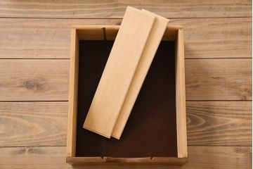 ヴィンテージ家具　イギリスビンテージ　NEATETTE社製　お洒落なペイントが施されたキッチンキャビネット(食器棚、収納棚)