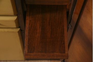 ヴィンテージ家具　イギリスビンテージ　NEATETTE社製　お洒落なペイントが施されたキッチンキャビネット(食器棚、収納棚)