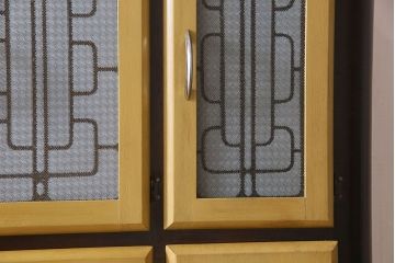 ヴィンテージ家具　イギリスビンテージ　NEATETTE社製　お洒落なペイントが施されたキッチンキャビネット(食器棚、収納棚)