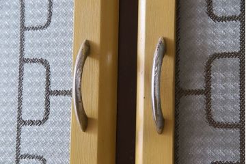 ヴィンテージ家具　イギリスビンテージ　NEATETTE社製　お洒落なペイントが施されたキッチンキャビネット(食器棚、収納棚)
