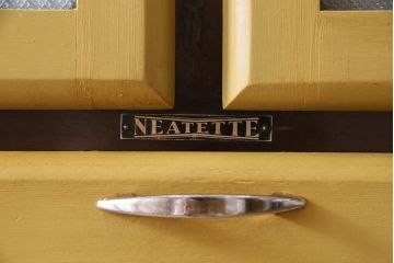 ヴィンテージ家具　イギリスビンテージ　NEATETTE社製　お洒落なペイントが施されたキッチンキャビネット(食器棚、収納棚)