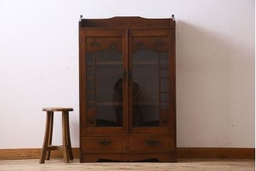 アンティーク家具　大正ロマン　美しい透かし彫りが印象的な本箱(ブックケース、本棚、収納棚)