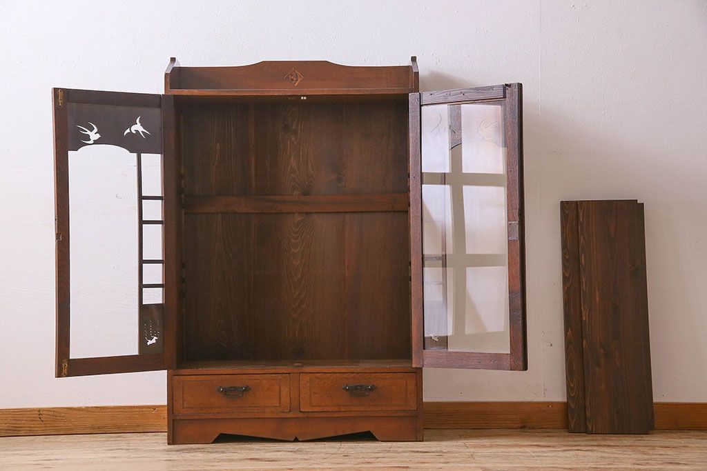 アンティーク家具　大正ロマン　美しい透かし彫りが印象的な本箱(ブックケース、本棚、収納棚)