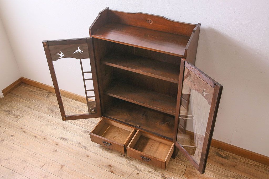 アンティーク家具　大正ロマン　美しい透かし彫りが印象的な本箱(ブックケース、本棚、収納棚)