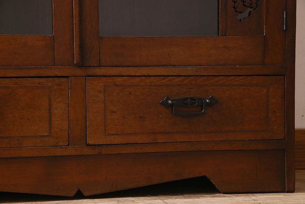 アンティーク家具　大正ロマン　美しい透かし彫りが印象的な本箱(ブックケース、本棚、収納棚)