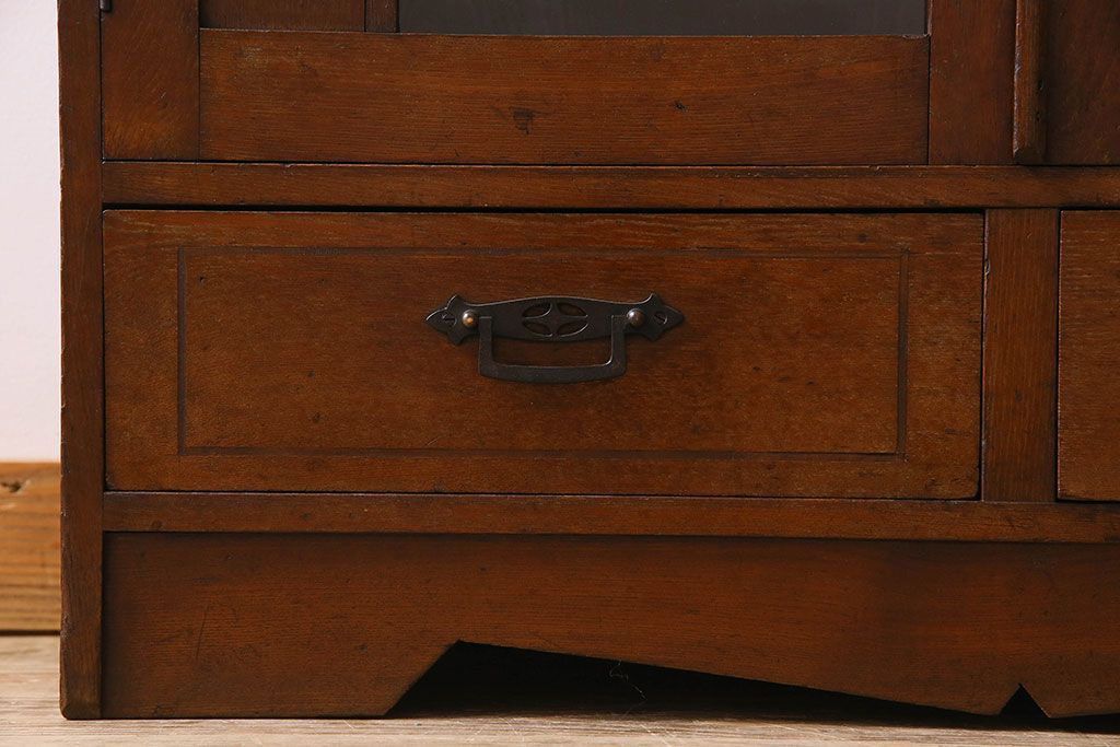 アンティーク家具　大正ロマン　美しい透かし彫りが印象的な本箱(ブックケース、本棚、収納棚)