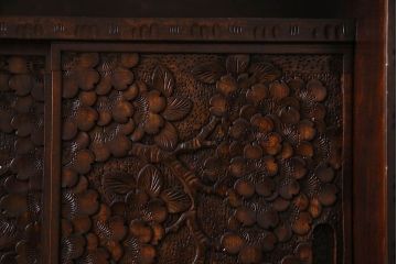 中古　伝統工芸　軽井沢彫りを施した華やかな茶箪笥(茶棚、収納棚)
