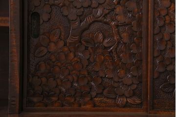 中古　伝統工芸　軽井沢彫りを施した華やかな茶箪笥(茶棚、収納棚)