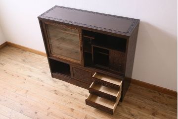 中古　伝統工芸　軽井沢彫りを施した華やかな茶箪笥(茶棚、収納棚)