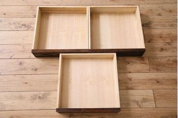 中古　伝統工芸　軽井沢彫りを施した華やかな茶箪笥(茶棚、収納棚)