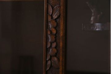 中古　伝統工芸　軽井沢彫りを施した華やかな茶箪笥(茶棚、収納棚)