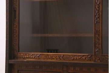 中古　伝統工芸　軽井沢彫りを施した華やかな茶箪笥(茶棚、収納棚)