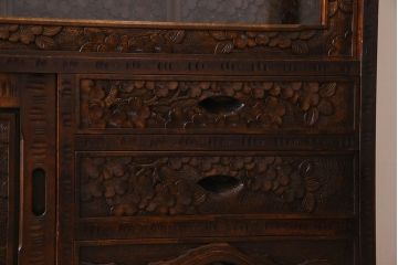 中古　伝統工芸　軽井沢彫りを施した華やかな茶箪笥(茶棚、収納棚)