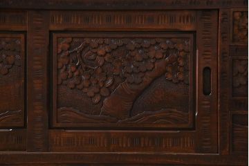 中古　伝統工芸　軽井沢彫りを施した華やかな茶箪笥(茶棚、収納棚)