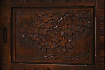 中古　伝統工芸　軽井沢彫りを施した華やかな茶箪笥(茶棚、収納棚)