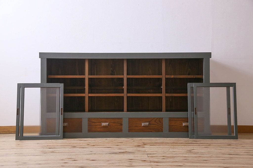 ペイント家具　引き出し付き!シックなカラーが素敵な四面引き戸の収納棚(戸棚、食器棚)