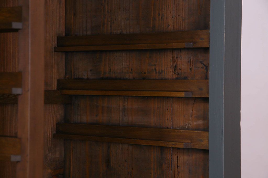 ペイント家具　引き出し付き!シックなカラーが素敵な四面引き戸の収納棚(戸棚、食器棚)