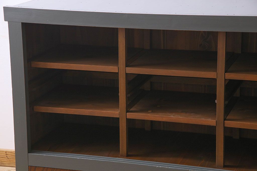 ペイント家具　引き出し付き!シックなカラーが素敵な四面引き戸の収納棚(戸棚、食器棚)