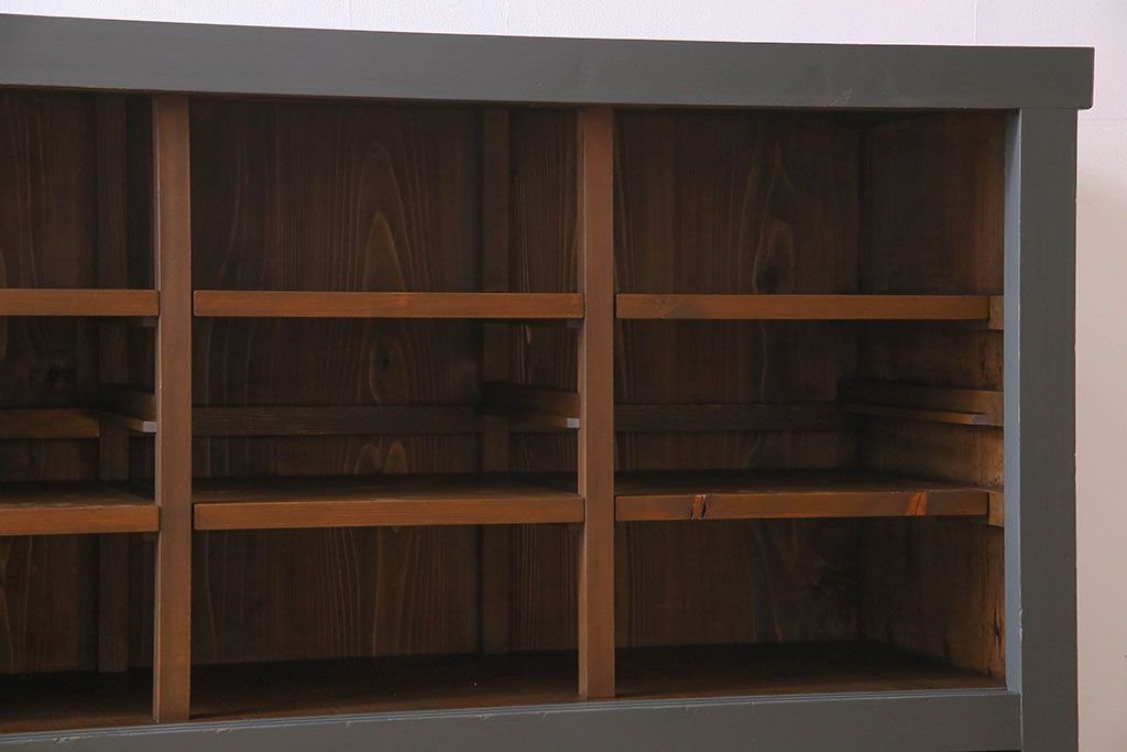 ペイント家具　引き出し付き!シックなカラーが素敵な四面引き戸の収納棚(戸棚、食器棚)