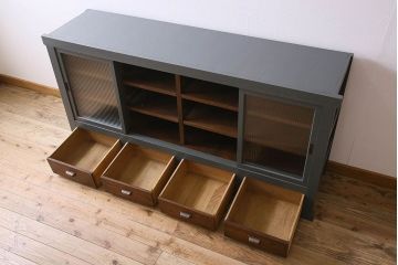 ペイント家具　引き出し付き!シックなカラーが素敵な四面引き戸の収納棚(戸棚、食器棚)