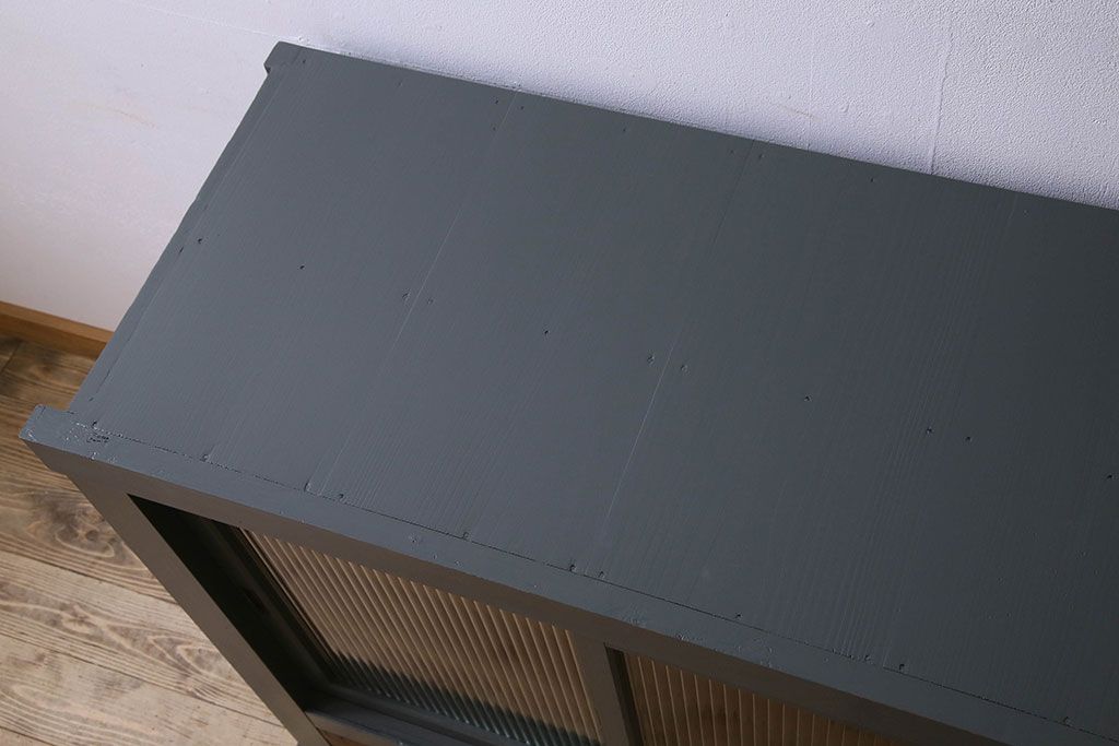 ペイント家具　引き出し付き!シックなカラーが素敵な四面引き戸の収納棚(戸棚、食器棚)