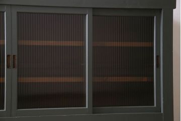 ペイント家具　引き出し付き!シックなカラーが素敵な四面引き戸の収納棚(戸棚、食器棚)