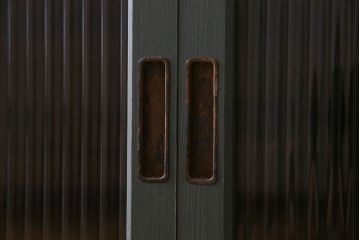 ペイント家具　引き出し付き!シックなカラーが素敵な四面引き戸の収納棚(戸棚、食器棚)