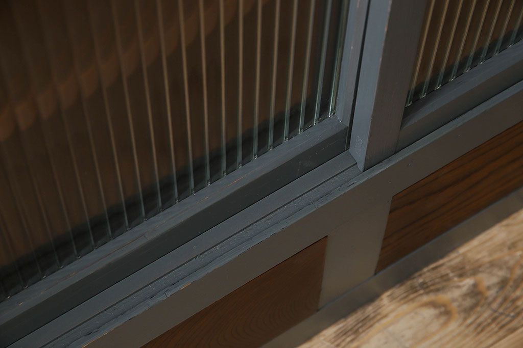 ペイント家具　引き出し付き!シックなカラーが素敵な四面引き戸の収納棚(戸棚、食器棚)