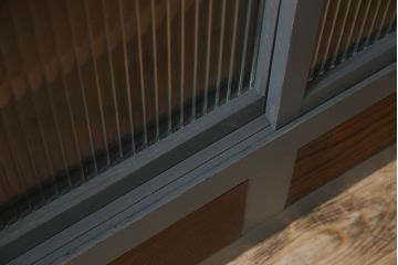 ペイント家具　引き出し付き!シックなカラーが素敵な四面引き戸の収納棚(戸棚、食器棚)