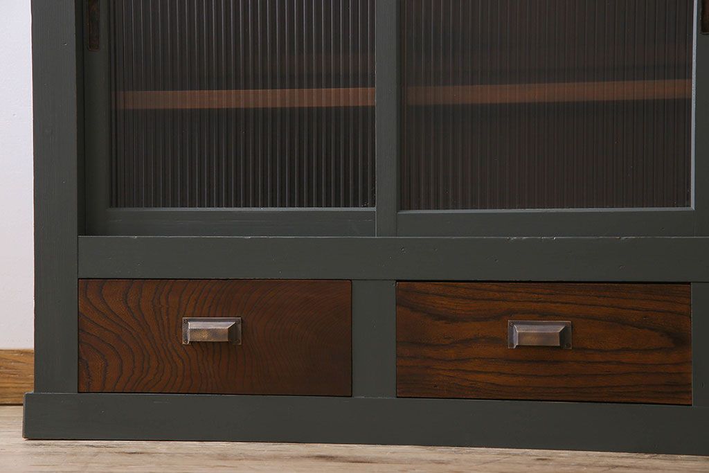 ペイント家具　引き出し付き!シックなカラーが素敵な四面引き戸の収納棚(戸棚、食器棚)