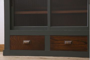 ペイント家具　引き出し付き!シックなカラーが素敵な四面引き戸の収納棚(戸棚、食器棚)