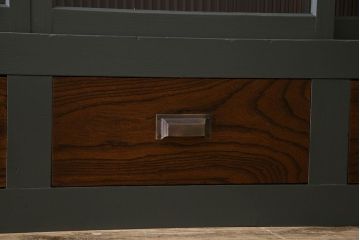 ペイント家具　引き出し付き!シックなカラーが素敵な四面引き戸の収納棚(戸棚、食器棚)