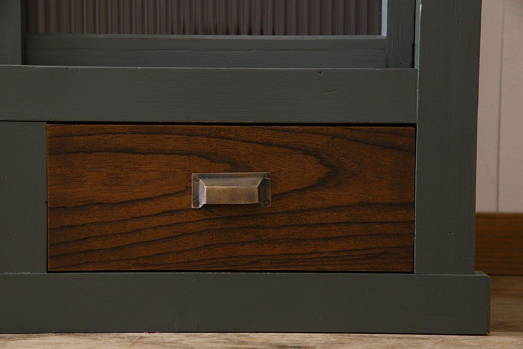 ペイント家具　引き出し付き!シックなカラーが素敵な四面引き戸の収納棚(戸棚、食器棚)