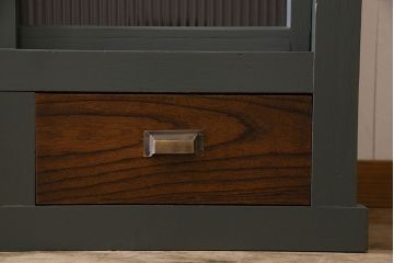 ペイント家具　引き出し付き!シックなカラーが素敵な四面引き戸の収納棚(戸棚、食器棚)