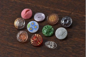 アンティーク雑貨　ビンテージ　チェコガラスボタン11個セット(1)