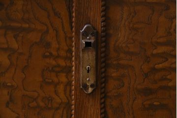 アンティーク家具　和製アンティーク　タモ材　色ガラス入り!上質なデザインのライティングビューロー(机、在宅ワーク、在宅用デスク、収納棚)